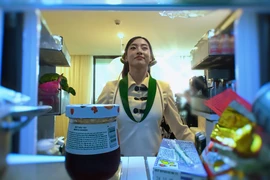 Lương Thùy Linh gây bất ngờ khi “đi giúp việc.” (Ảnh: CTV/Vietnam+) 