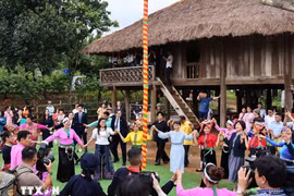 Các hoạt động văn hóa tại Làng Văn hóa-Du lịch các dân tộc Việt Nam. (Ảnh: TTXVN)