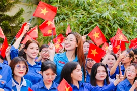 Dàn Hoa hậu xúc động tại lễ chào cờ ý nghĩa “Tôi yêu Tổ quốc tôi”