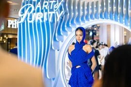 Quán quân Vietnam's Next Top Model Mai Hoa xuất hiện ấn tượng với thiết kế đến từ nhà thiết kế Vũ Việt Hà. (Ảnh: PV/Vietnam+)