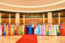 Nhà thiết kế Trinh Trinh cùng dàn thí sinh Multicultural World 2026 và ban tổ chức, giám khảo cuộc thi. (Ảnh: BTC)