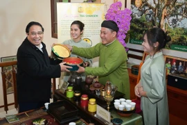 Nghệ nhân Đào Đức Hiếu phục vụ trà Thủ tướng Phạm Minh Chính tại hội nghị tổng kết ngành nông nghiệp năm 2024. (Ảnh: CTV/Vietnam+)