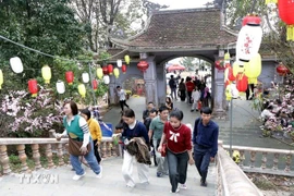 Du khách về với lễ hội lớn nhất nước - lễ hội Chùa Hương. (Ảnh: TTXVN)