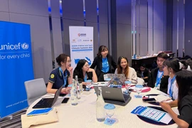 Bảo Ngọc (ngoài cùng bên trái) trong một phiên thảo luận tại Hội nghị Thượng đỉnh Trẻ em và Thanh thiếu niên ASEAN về Biến đổi Khí hậu 2025. (Ảnh: CTV/Vietnam+)