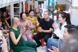 Hoa hậu Ý Nhi xúc động ngày trở lại thăm mái ấm của các bệnh nhân ung thư. (Ảnh: CTV/Vietnam+)