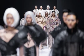 Bộ sưu tập “Visions” nhà thiết kế Francis Libiran (Philippines). (Ảnh: PV/Vietnam+)