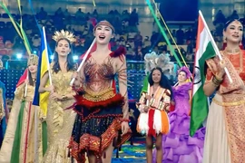 Hoa hậu Ý Nhi diện trang phục “Vũ điệu đại ngàn,” lấy cảm hứng từ vùng núi rừng Tây Nguyên. (Ảnh: CTV)
