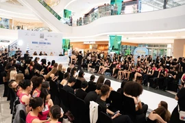 Đông đảo người mẫu tham gia casting tuần thời trang. (Ảnh: CTV/Vietnam+)