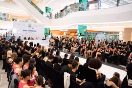 Đông đảo người mẫu tham gia casting tuần thời trang. (Ảnh: CTV/Vietnam+)