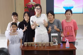Hoa hậu Đoàn Thiên Ân vừa cùng dự án “Khuyết” tiếp tục dừng chân tại Làng trẻ SOS – Nha Trang. (Ảnh: CTV/Vietnam+)
