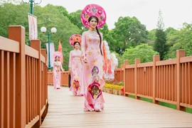 Các thí sinh trình diễn thời trang tại khu vực cầu đi bộ Công viên Diên Hồng, Pleiku, tỉnh Gia Lai. (Ảnh: CTV/Vietnam+)