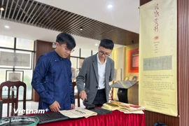 Cùng giới trẻ "chạm" vào di sản Châu phê và Mộc bản quý của Việt Nam 