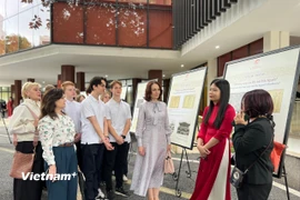 Du khách Nga tìm hiểu về di sản tư liệu thế giới của Việt Nam. (Ảnh: Mai Mai/Vietnam+)
