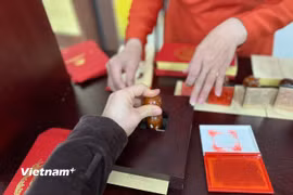 Công chúng có cơ hội "chạm" vào di sản tại không gian “Thưởng lãm Châu phê - Lưu dấu Mộc bản.” (Ảnh: Mai Mai/Vietnam+)