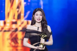 Hoa hậu Thiên Ân nhận giải thưởng Nữ diễn viên được yêu thích nhất tại lễ trao giải Ngôi Sao Xanh 2025. (Ảnh: CTV/Vietnam+)