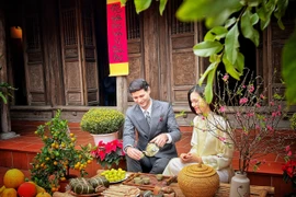 Khách quốc tế trải nghiệm không khí Tết Việt cổ truyền. (Ảnh: Mai Mai/Vietnam+)