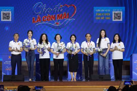 Hai nàng hậu vừa tham gia chương trình “Ngày hưởng ứng hiến tặng mô, tạng - Cho đi là còn mãi” vừa diễn ra tại Trường Đại học Y Hà Nội. (Ảnh: CTV/Vietnam+)
