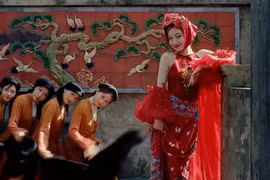 Một thiết kế Hòa Minzy mặc trong MV "Bắc Bling." (Ảnh: CTV/Vietnam+)