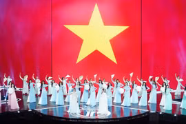 Màn đồng diễn đặc biệt ý nghĩa của top 41 thí sinh. (Ảnh: CTV/Vietnam+)