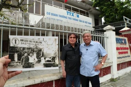 Nhà báo Trần Mai Hưởng và cố nhà báo Trần Mai Hạnh tái hiện khoảnh khắc sau 49 năm. (Ảnh: Vietnam+)