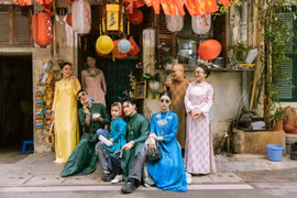 Bộ sưu tập áo dài dành cho các thế hệ trong gia đình của Cao Minh Tiến "xuống phố" Xuân. (Ảnh: CTV/Vietnam+)