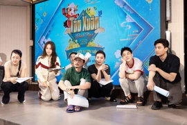 Dàn nghệ sỹ, hoa hậu, á hậu tập luyện buổi đầu. (Ảnh: CTV/Vietnam+)