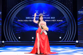Nguyễn Thị Thưa đăng quang Hoa hậu Quý bà Hòa bình Việt Nam 2025. (Ảnh: BTC)
