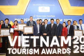 113 doanh nghiệp, đơn vị tiêu biểu trong lĩnh vực du lịch tại 11 hạng mục giải thưởng với 18 danh hiệu đã được vinh danh tại lễ trao giải sáng nay. (Ảnh: Trần Huấn)