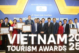 113 doanh nghiệp, đơn vị tiêu biểu trong lĩnh vực du lịch tại 11 hạng mục giải thưởng với 18 danh hiệu đã được vinh danh tại lễ trao giải sáng nay. (Ảnh: Trần Huấn)