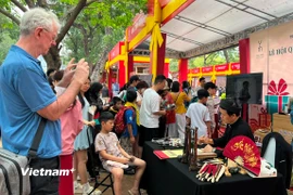 Du khách quốc tế đánh giá cao các sản phẩm du lịch gắn với di sản văn hóa, ẩm thực, làng nghề truyền thống... của Thủ đô. (Ảnh: Mai Mai/Vietnam+)