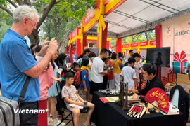 Du khách quốc tế đánh giá cao các sản phẩm du lịch gắn với di sản văn hóa, ẩm thực, làng nghề truyền thống... của Thủ đô. (Ảnh: Mai Mai/Vietnam+)