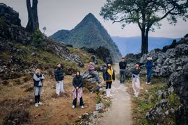 Giới trẻ đam mê trải nghiệm những cung đường trên Cao nguyên đá Hà Giang. (Ảnh: Vương Công Nam/Vietnam+)
