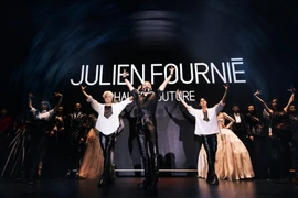 "Bản giao hưởng" của thực và mộng trong bộ sưu tập của NTK Julien Fournié 
