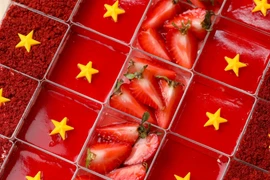Tự hào trào lưu “tình yêu nhuộm màu cờ đỏ” của giới trẻ Việt nhân dịp Đại lễ