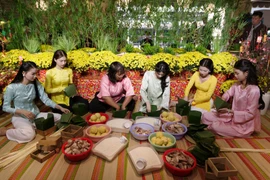 Gói bánh chưng là một nét đẹp văn hóa truyền thống không thể thiếu của người Việt. (Ảnh minh họa: CTV/Vietnam+)