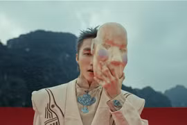 Sơn Tùng M-TP đưa hình ảnh mặt nạ lấy cảm hứng từ trò cổ Xuân Phả vào MV "Come My Way."
