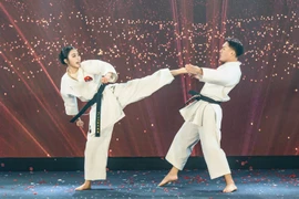 Lê Thị Trang gây ấn tượng với màn trình diễn võ karate phô diễn kỹ thuật qua từng động tác dứt khoát, mạnh mẽ trên sân khấu. (Ảnh: CTV/Vietnam+)