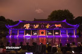 Tour đêm Văn Miếu-Quốc Tử Giám. (Nguồn: TTXVN)