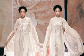 Bộ sưu tập “Cô ấy là ai?” của Vũ Việt Hà – một tuyên ngôn tôn vinh vẻ đẹp người phụ nữ qua chất liệu quý như tơ sen, tơ chuối. (Ảnh: CTV/Vietnam+)