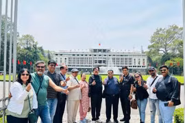 Du khách Ấn Độ tham quan Dinh Độc Lập, Thành phố Hồ Chí Minh. (Ảnh: CTV/Vietnam+)