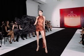 Siêu mẫu Võ Hoàng Yến thị phạm trình diễn cho dàn mẫu tới casting. (Ảnh: CTV/Vietnam+)