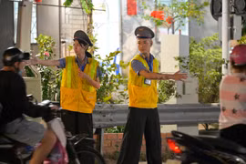 Điều khiến Thùy Tiên và WEAN áp lực nhất là điều tiết giao thông đông đúc trước thời điểm hạ barie. (Ảnh: CTV/Vietnam+)