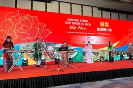 Biểu diễn nghệ thuật truyền thống mang đậm sắc màu văn hóa Việt tại Bắc Kinh, Trung Quốc. (Ảnh: Cục Du lịch Quốc gia)