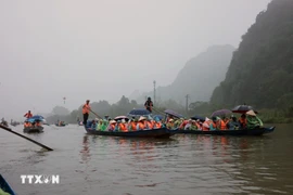 Lễ hội năm nay dùng đò chèo tay, mang lại trải nghiệm chậm rãi, trang nghiêm, đúng tinh thần về miền đất Phật cho du khách. (Ảnh: TTXVN)