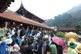 Du khách nườm nượp đổ về dưới mưa Xuân, dự khai hội Chùa Hương 2026 vừa diễn ra sáng nay, ngày 22/2. (Nguồn: TTXVN)