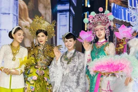 NTK Thanh Hương Bùi (giữa) ấn tượng với cổ phục khi ngồi "ghế nóng" Miss Grand Vietnam 2025. (Ảnh: BTC)