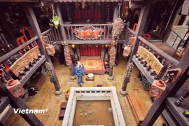 Du khách tham quan không gian nhà cổ tại Làng nghề Bát Tràng. (Ảnh: Mai Mai/Vietnam+)