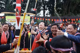 Phó Thủ tướng Mai Văn Chính tham dự các hoạt động văn hóa, chúc Tết cộng đồng các dân tộc Việt Nam tại sự kiện. 