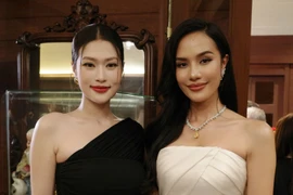 Hoa hậu Thiên Ân rạng rỡ "đọ sắc" cùng đương kim Miss World 2025