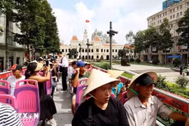 Khách quốc tế tham quan trung tâm Thành phố Hồ Chí Minh bằng xe bus hai tầng. (Ảnh: Hồng Đạt/TTXVN)